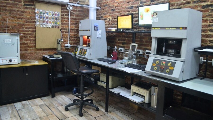Laboratorio de control de calidad de Jomsalva con equipos de prueba industriales